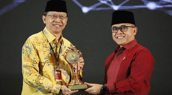 Menag Gus Yaqut Raih Anugerah Pembina Pelayanan Publik Terbaik dari MenpanRB 
