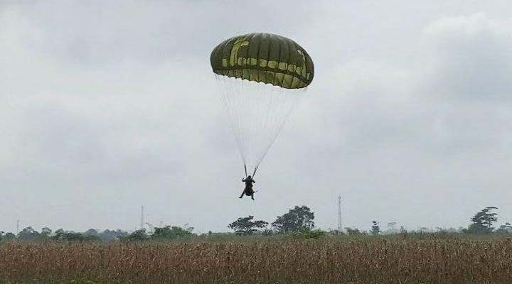 Jadi Hiburan Warga, 300 Prajurit TNI dari Madiun Latihan Terjun Payung di Blitar