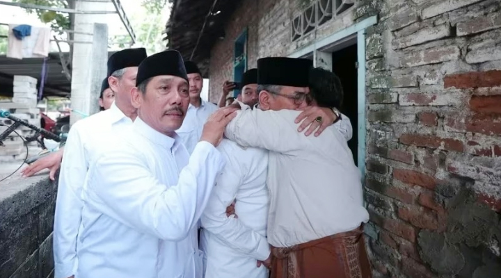 Peluk  Wali Santri dan Ajak Doa Bersama saat Ketum PBNU Kunjungi Pesantren Al Khoziny Buduran, Sidoarjo